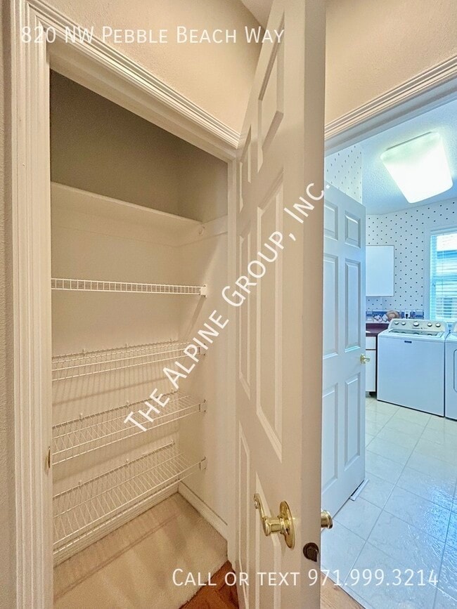 Building Photo - 820 NW Pebble Beach Way