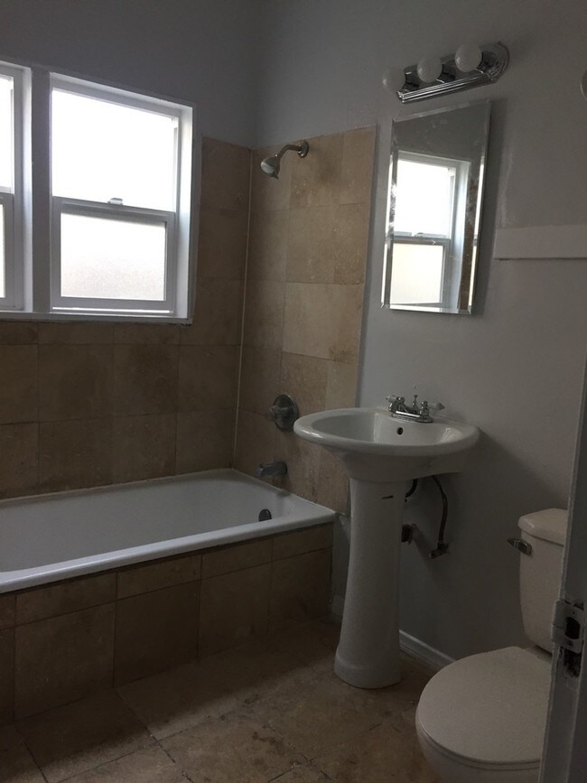 Building Photo - 1116 E 5th St