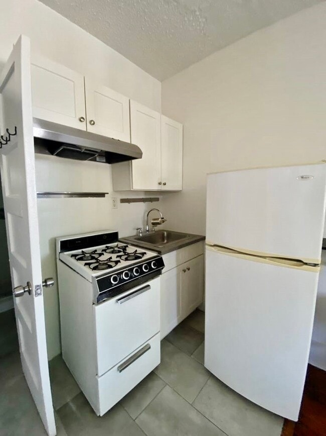 Building Photo - 1114 N Poinsettia Pl