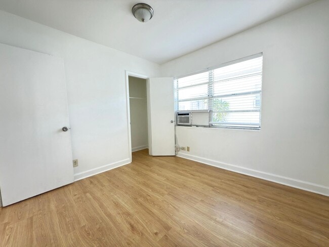 Building Photo - 1172 W 34th St