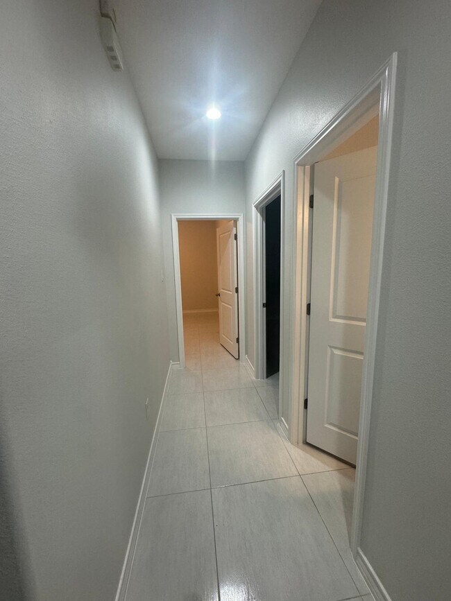 Building Photo - 6001 Vero Dr