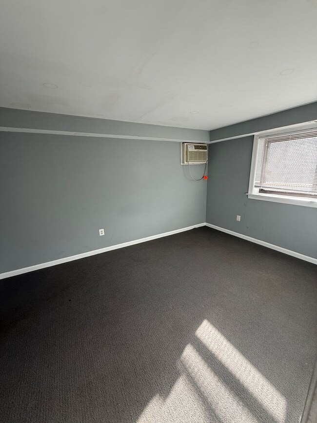 Building Photo - Beautiful 2 Bedroom 1 Bath Condo Conveniently Located