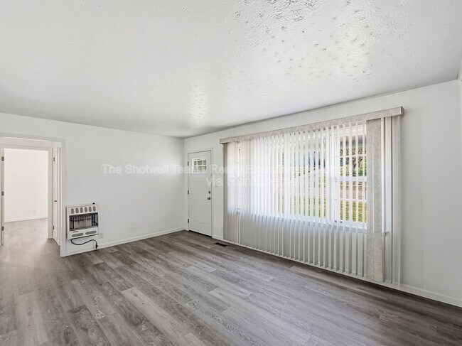 Building Photo - 1704 Lenland Ave