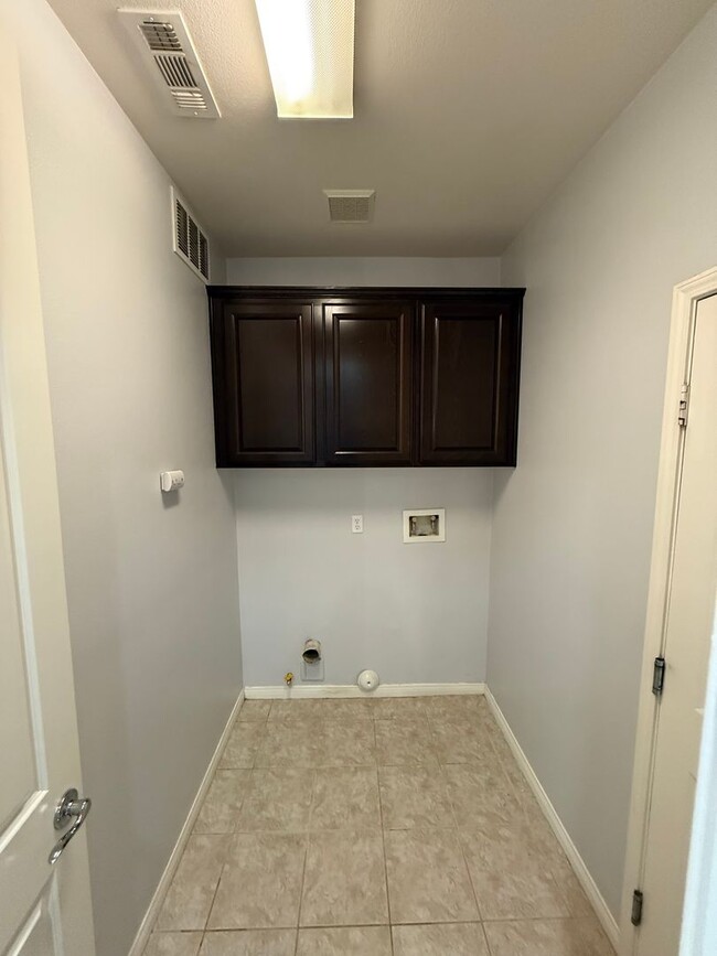 Building Photo - Elegant 4-Bedroom, 3-Bathroom Home with 3-...