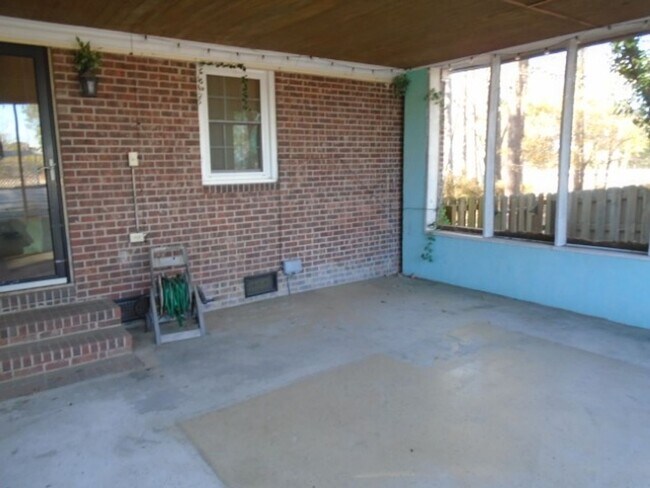 Building Photo - 3 Bedroom 2 Full Bathroom, Brick, Tri-Level Home in Mill Creek Farms Available Now!