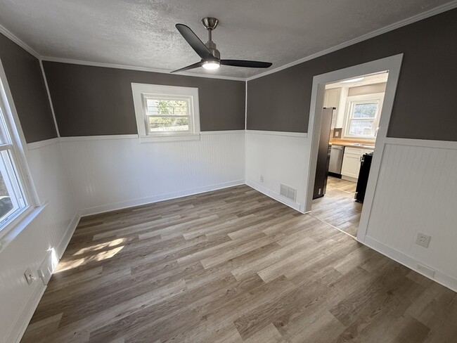 Building Photo - 5BR 1BA Home w/ Covered Patio • New Kitchen • Off-Street Parking in Akron