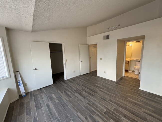 Building Photo - 1714 W Park Wood Ln