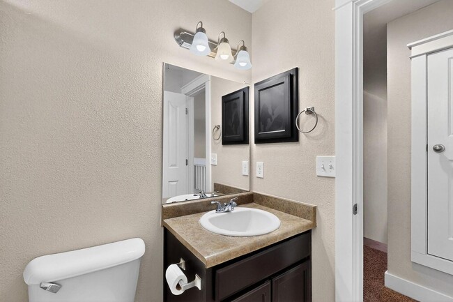 Building Photo - Two story 3 bedroom 2.5 bath in Santa Tere...
