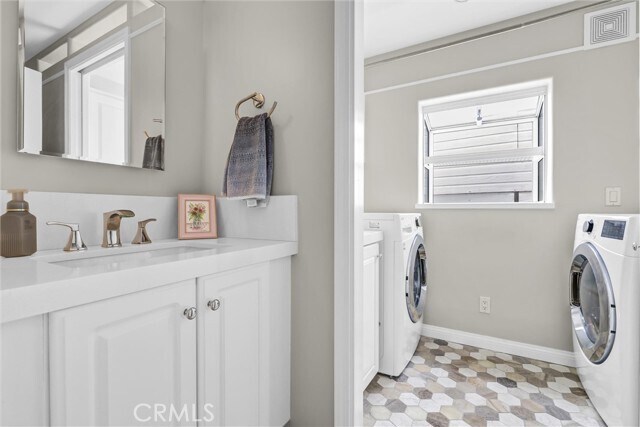 Building Photo - 2740 Highland Way