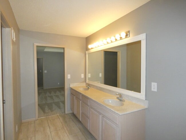 Building Photo - Renewed Townhome-4454 NE 83rd-Northland, K...