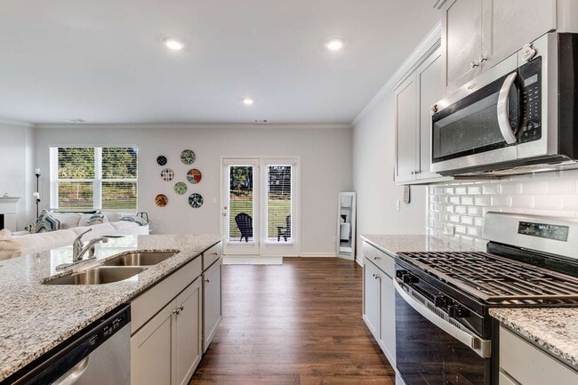 Building Photo - Like New - First Class Amenities