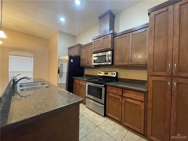 Building Photo - 13 Mimosa St