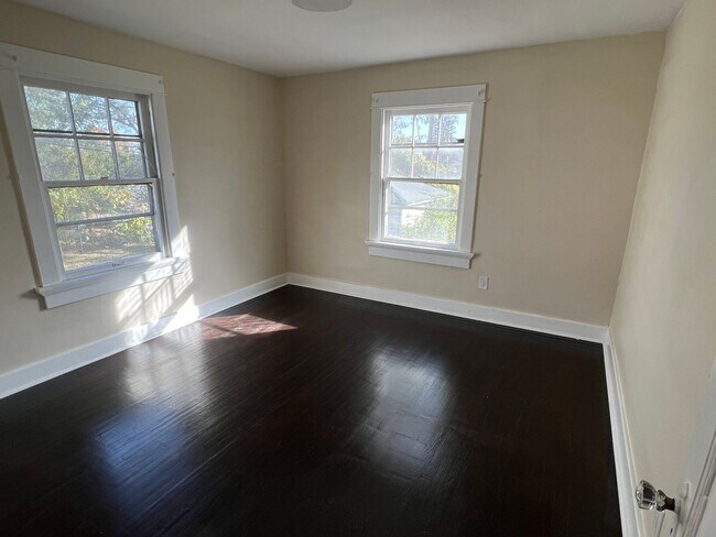 Building Photo - 3 bedrooms 1 bathroom for rent