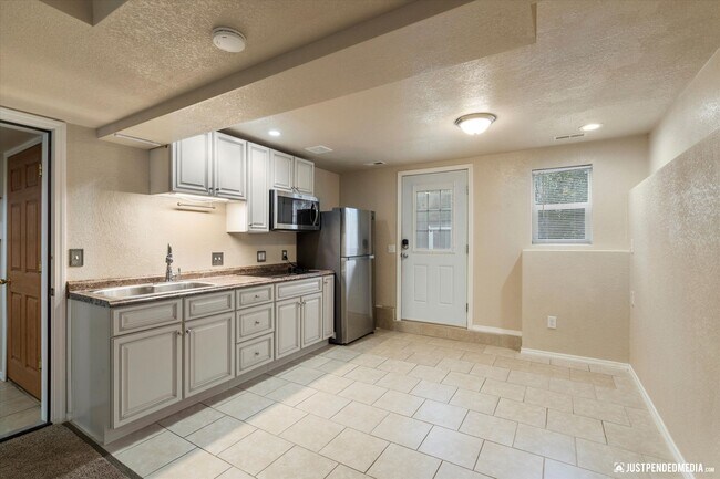 Building Photo - 3 Bedroom W/ Mother in Law Suite | 2 Bathr...