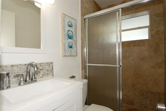 Building Photo - 21 NE 57th Ct