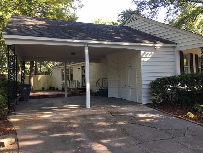 Building Photo - Dont miss out on this spacious East Memphi...