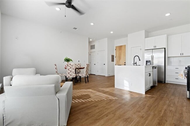 Building Photo - 1811 Webberville Rd