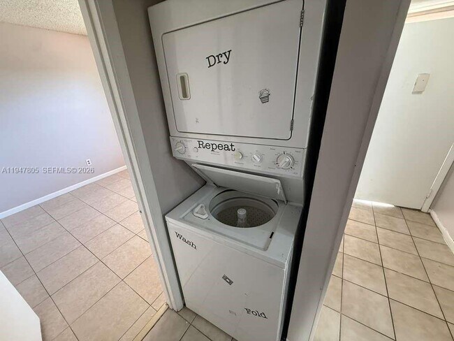 Building Photo - 831 NE 207th Ln