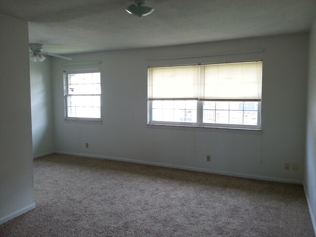 Building Photo - 1 bedroom, 1 bath condo in Coralville