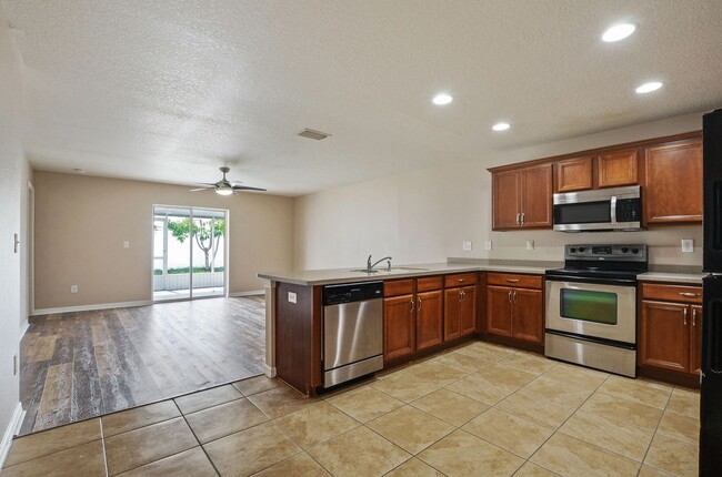 Building Photo - Spacious 4 bedroom, 2 bath, 2 car garage h...