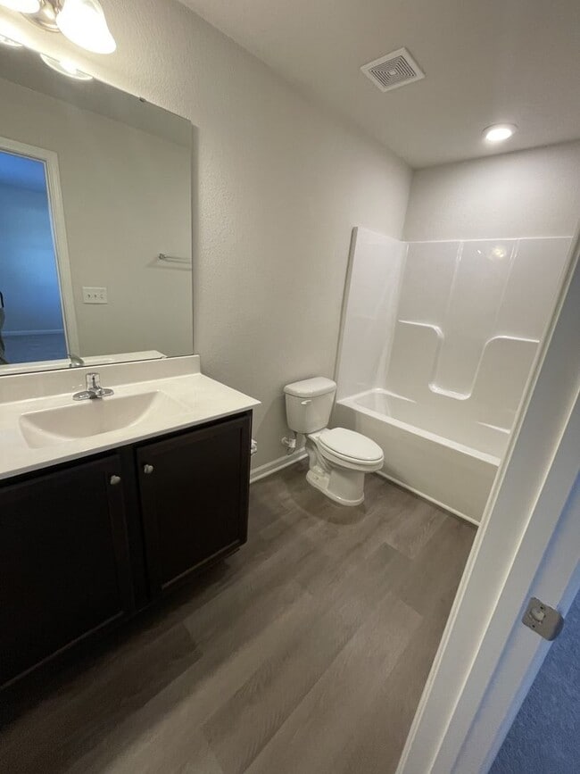 Building Photo - 3 Bd 2.5 Ba end unit townhouse