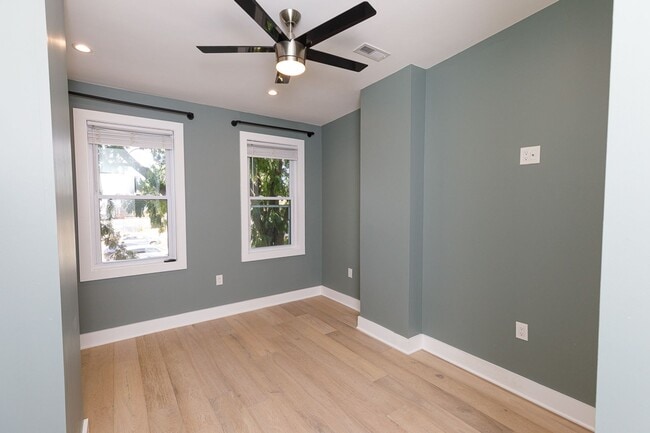 Building Photo - Beautifully Updated 4 Bed/3.5 Bath Row-Hom...
