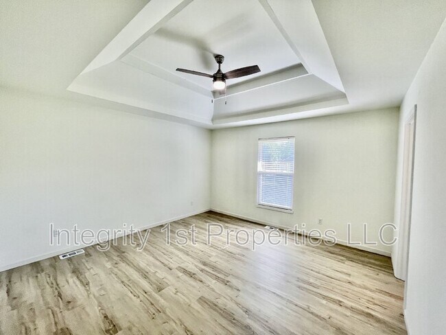 Building Photo - 905 SW Foxtail Dr