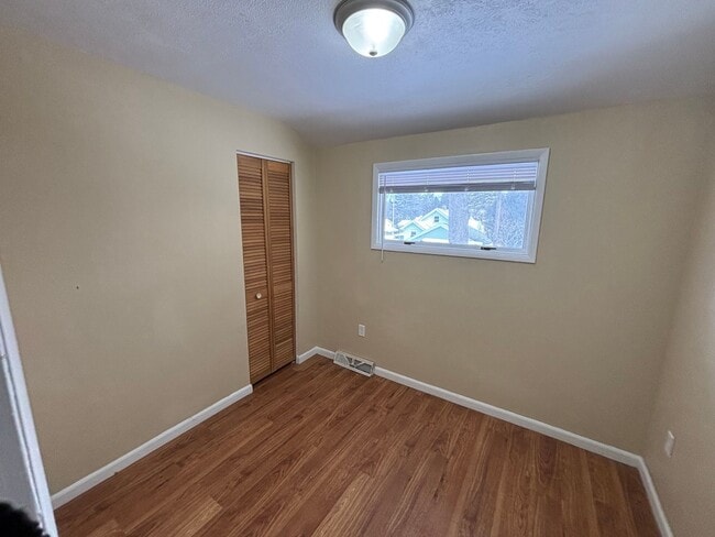 Building Photo - 3 Bedroom House