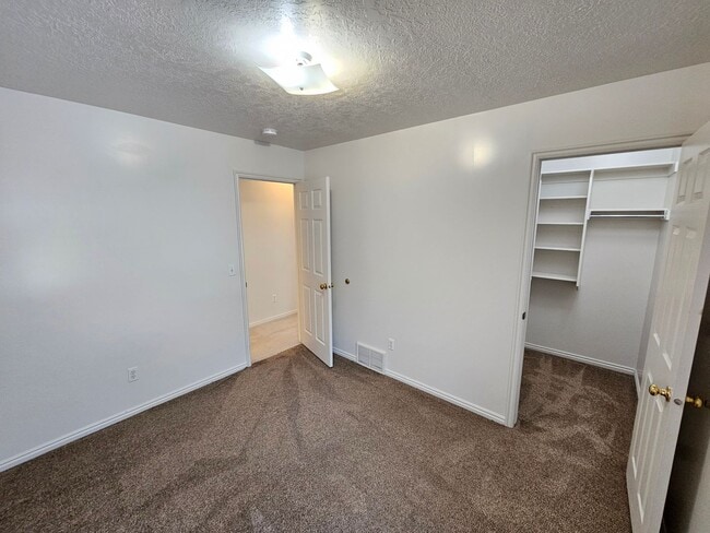 Building Photo - Spacious 3 Bd 2.5 Bath Townhouse in Bountiful