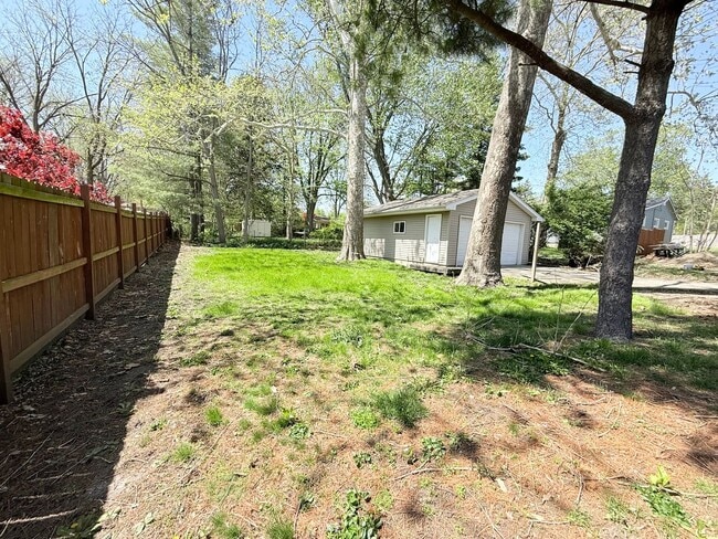 Building Photo - Charming 2-Bedroom Home Near Illinois State University