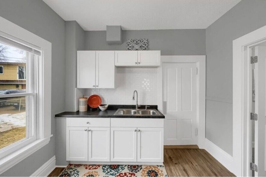 Building Photo - 1055 7th St W