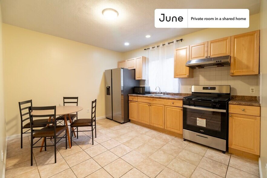 Building Photo - Private bedroom in 3 bed/2 bath Home