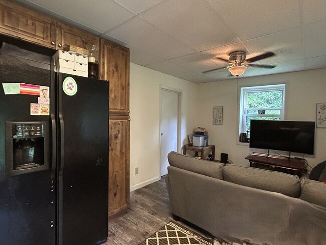 Building Photo - Two-Bedroom Lower Duplex Near Downtown Ban...