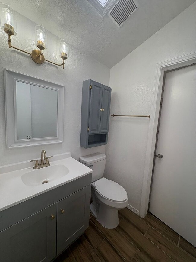 Building Photo - EASTSIDE DUPLEX FOR RENT