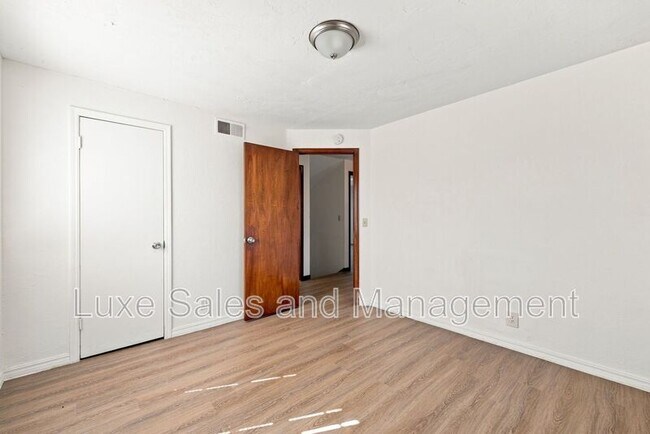 Building Photo - 700 NE 81st St