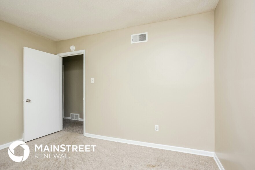 Building Photo - 5262 Sunray Dr