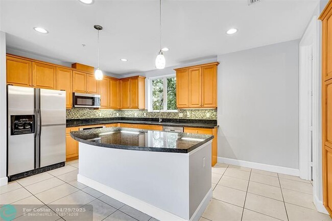 Building Photo - 1902 Coral Heights Ct
