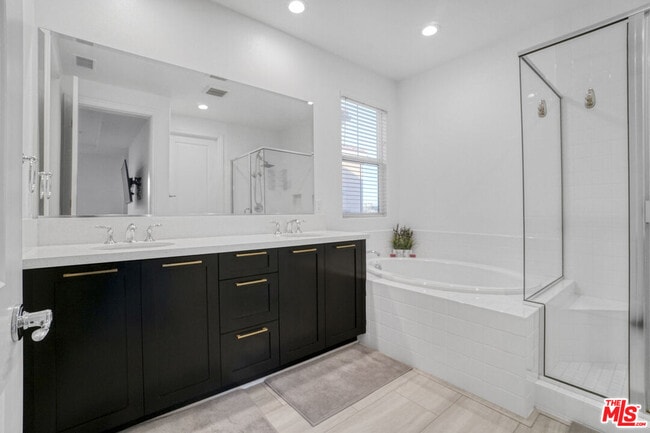 Building Photo - 20818 Bur Oak Cir