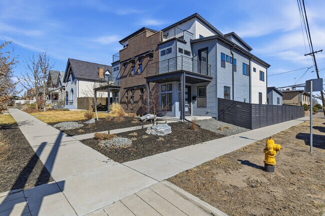 Building Photo - $5,740.95, $300 off the first month's rent, 4 Beds - 5 Bath, Townhouse in Denver with Office!
