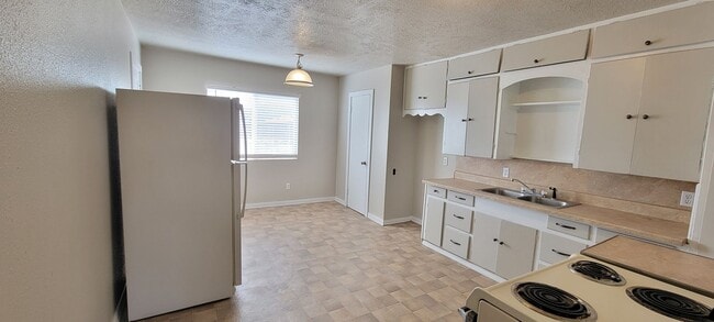 Building Photo - LARGE HOME QUIET STREET