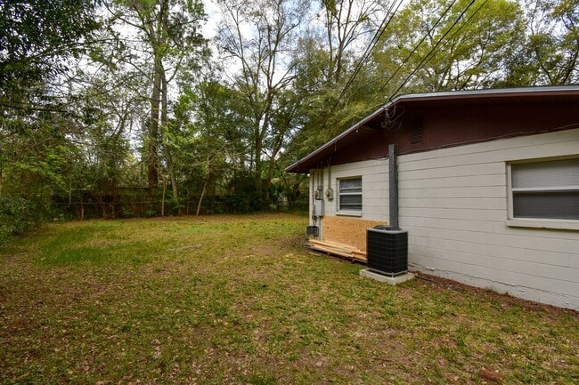 Building Photo - Very nice 2 bedroom 1 bath duplex!