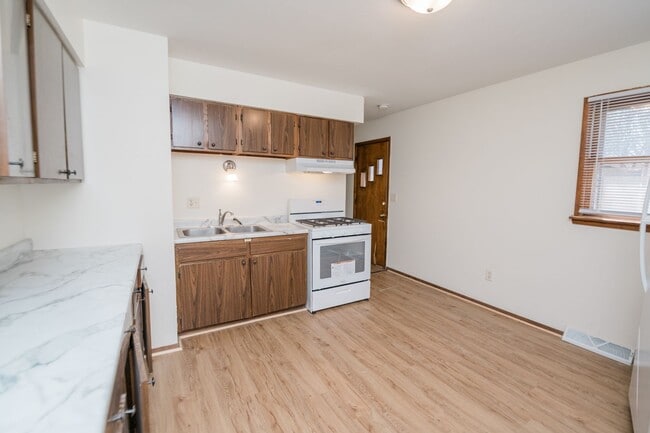Building Photo - 3 bedroom / 1 bathroom Duplex in Portage