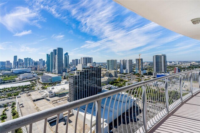 Building Photo - 1750 N Bayshore Dr