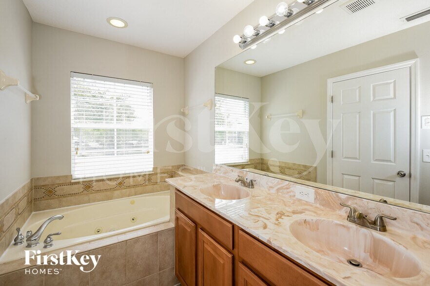 Building Photo - 9576 Silver Buttonwood St