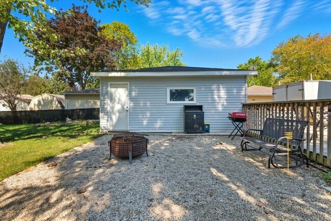 Building Photo - 830 Russell Ave