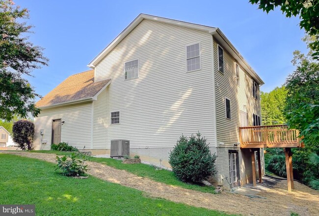 Building Photo - 46230 Sylvan Ct