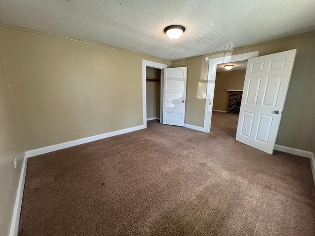 Building Photo - 2 Bedroom 1 Bathroom Home in the West End