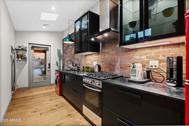 Building Photo - 358 E Whitton Ave