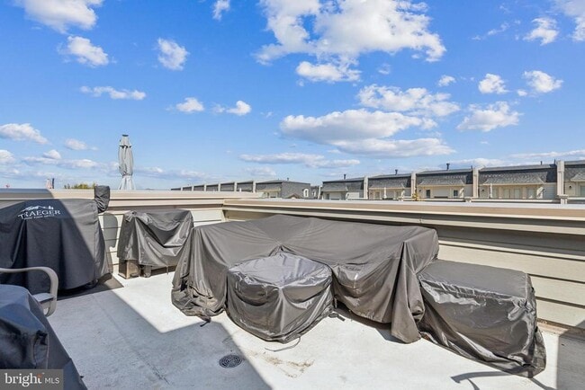 Building Photo - 724 Sentry Square