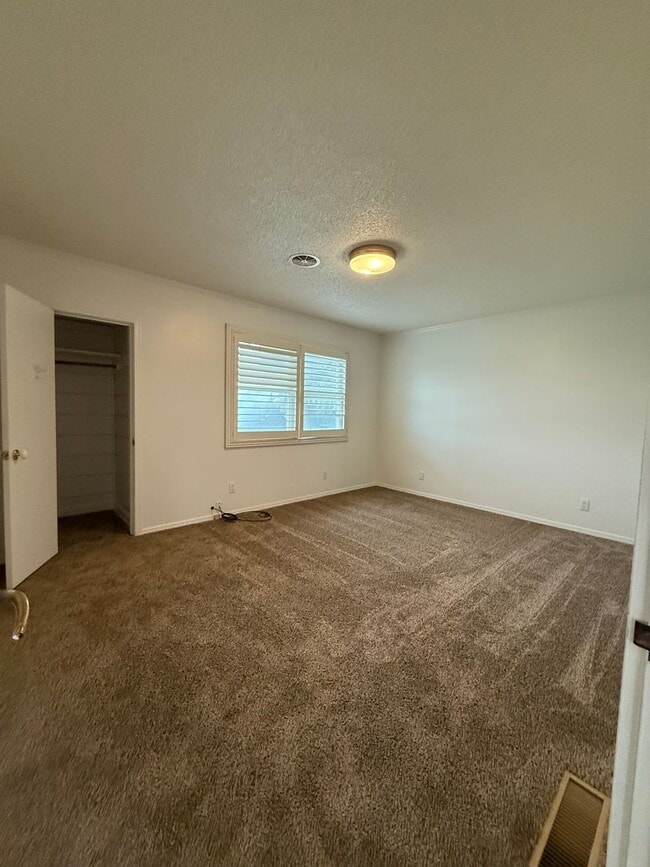 Building Photo - Lovely Country Charm with Swimming Pool